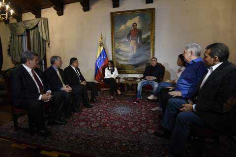 Gobierno de Venezuela libera a grupo de opositores presos