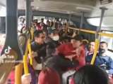 Video: Pasajeros de Transmilenio evitan que apuñalen a un usuario en una riña