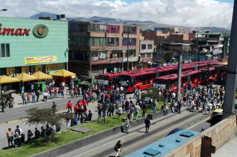 Nuevos bloqueos en Transmilenio por retrasos en el servicio