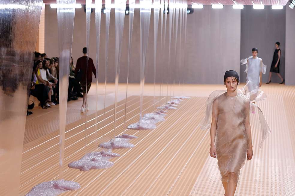 En el centro de la pasarela de la nueva colección de la marca milanesa caía una baba transparente.
