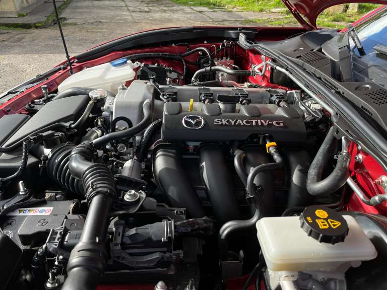 El motor Skyactive G entrega 181 caballos de poder y 20 kg/m de torque (unos 204 Nm). Está acoplado a una transmisión manual de seis velocidades.