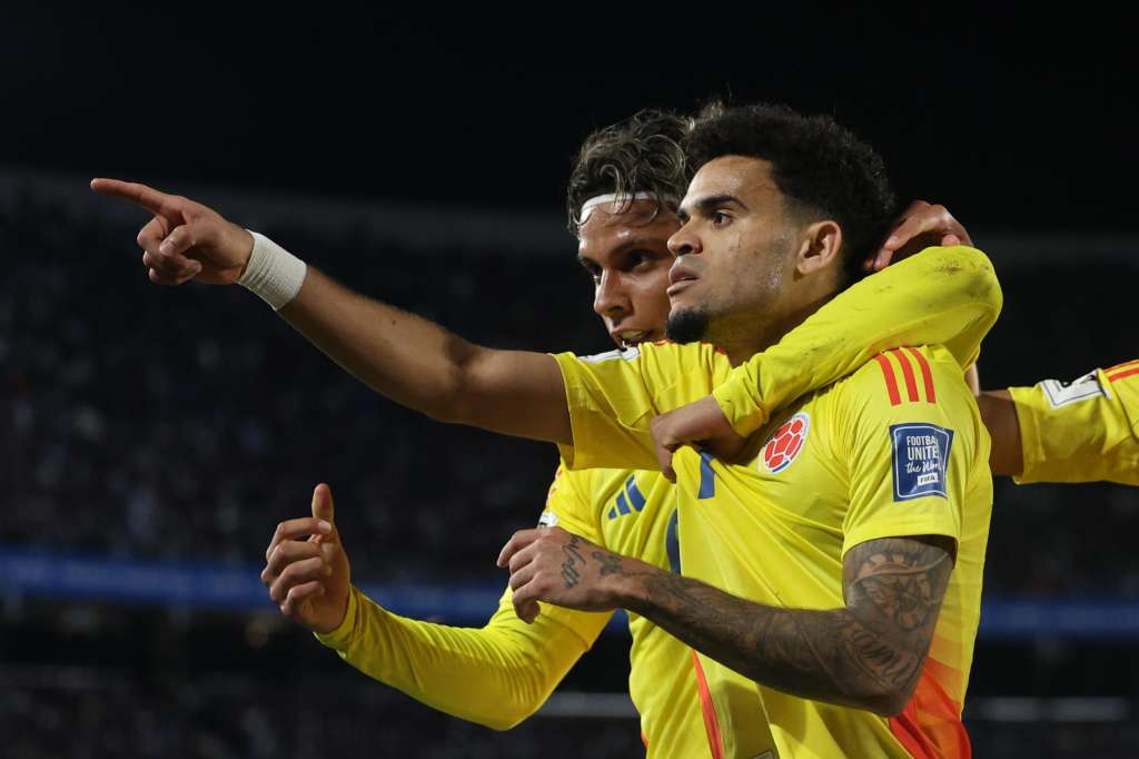 AME5039. BUENOS AIRES (ARGENTINA), 10/06/2025.- Luis Díaz de Colombia celebra un gol este martes, durante un partido por las eliminatorias sudamericanas para el Mundial 2026 entre las selecciones de Argentina y Colombia en el estadio Monumental en Buenos Aires (Argentina). EFE/ Juan Ignacio Roncoroni