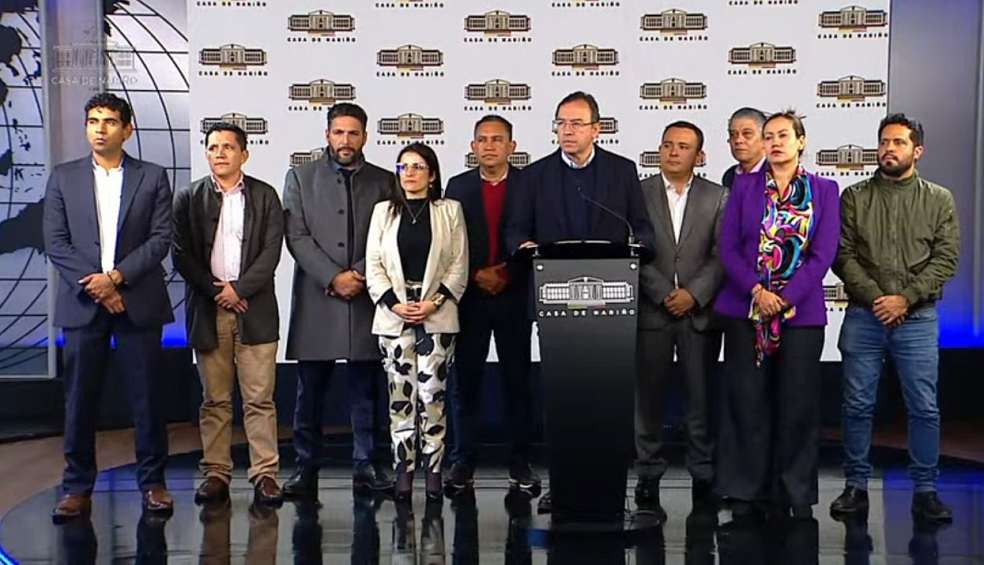 El ministro del Interior, Alfonso Prada, junto a la ministra a la Salud, Carolina Corcho, y los ponentes de la reforma a la salud en el Congreso.