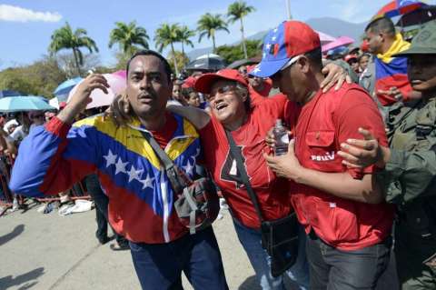 Venezolanos aguardan horas y horas para ver a Chávez por última vez