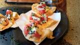 Receta para preparar tortillas fritas con crudo de atún y mayonesa de Sriracha