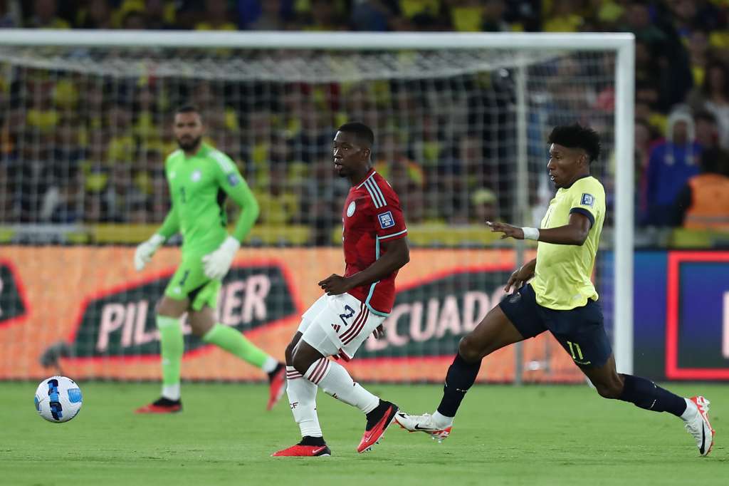 AME8114. QUITO (ECUADOR), 17/10/2023.- Kevin Rodríguez (d) de Ecuador disputa el balón con Carlos Cuesta Figueroa de Colombia hoy, en un partido de las Eliminatorias Sudamericanas para la Copa Mundial de Fútbol 2026 entre Ecuador y Colombia en el estadio Rodrigo Paz Delgado en Quito (Ecuador). EFE/ José Jácome