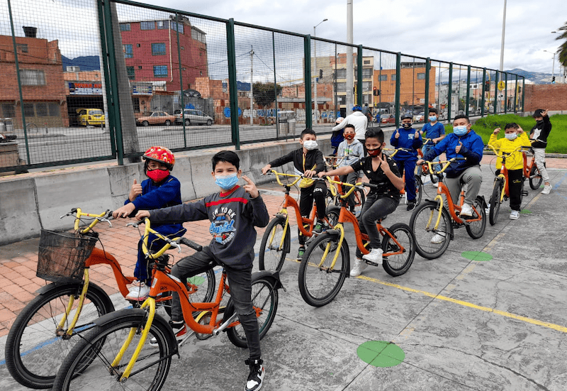'Al colegio en bici' es uno de los programas de la Secretaría de Educación para que los estudiantes vayan y vuelvan del colegio en bicicleta mediante rutas seguras. Este año el Distrito contempla alcanzar la implementación de esta iniciativa en 100 colegios de Bogotá.