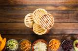 Arepas con carne, aguacate y queso