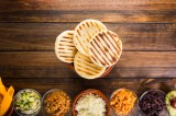 Arepas con carne, aguacate y queso