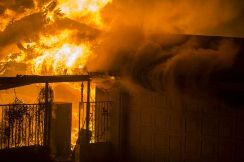 Infierno en el "Paraíso": sube a nueve el saldo de muertes en incendio en California