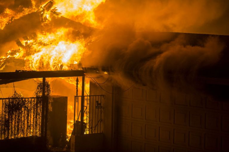 Infierno en el "Paraíso": sube a nueve el saldo de muertes en incendio en California