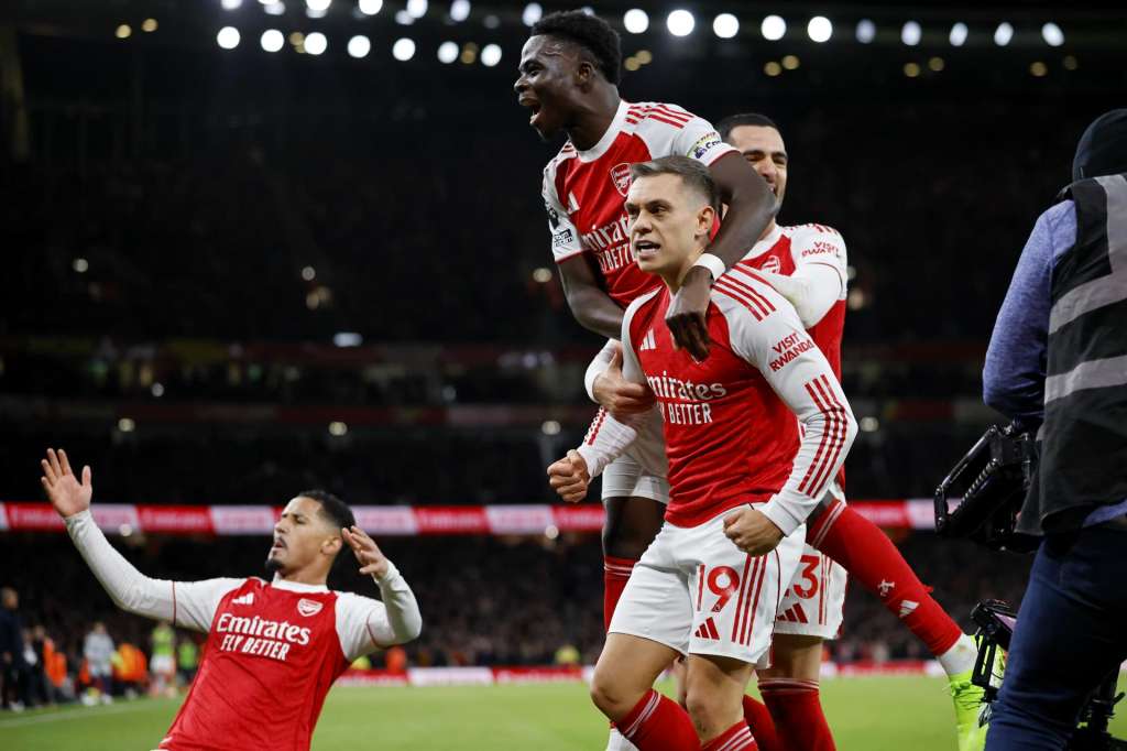 LONDON (United Kingdom), 23/11/2025.- Leandro Trossard (C) of Arsenal celebrates with teammates after scoring the 1-0 goal during the English Premier League match between Arsenal and Tottenham Hotspur in London, Britain, 23 November 2025. (Reino Unido, Londres) EFE/EPA/TOLGA AKMEN EDITORIAL USE ONLY. No use with unauthorized audio, video, data, fixture lists, club/league logos, 'live' services or NFTs. Online in-match use limited to 120 images, no video emulation. No use in betting, games or single club/league/player publications.