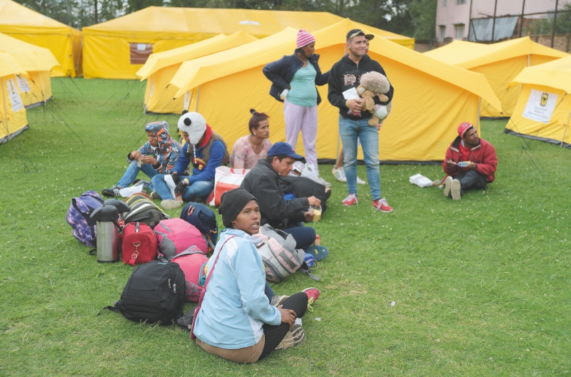 Los migrantes llegaron hacia el mediodía de ayer al refugio abierto por el Distrito. / Gustavo Torrijos