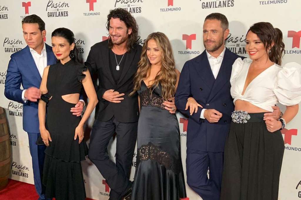Los actores que interpretan a los Reyes y las Elizondo en la Alfombra Roja de Pasión de Gavilanes 2.