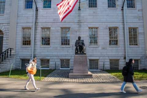 Gobierno Trump congeló más de US$2.000 millones a Harvard tras tensiones por Gaza