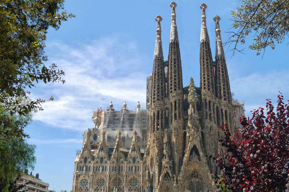 Uno de los hitos arquitectónicos de Gaudí fue la construcción de la Sagrada Familia, pero en su trayectoria se incluyen otras obras como la Casa Batlló, la Casa Milà o el Park Güell, distintivos de Barcelona.