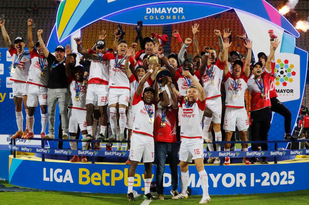 Los jugadores de Independiente Santa Fe celebran el décimo título de liga de su historia, en el estadio Atanasio Girardot de Medellín. / EFE