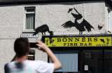 Pelícanos en un “fish and chips”, la quinta pintura del zoo urbano de Banksy en Londres