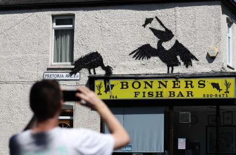 Pelícanos en un “fish and chips”, la quinta pintura del zoo urbano de Banksy en Londres