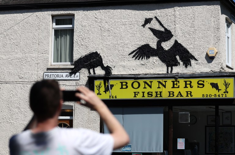 Pelícanos en un “fish and chips”, la quinta pintura del zoo urbano de Banksy en Londres