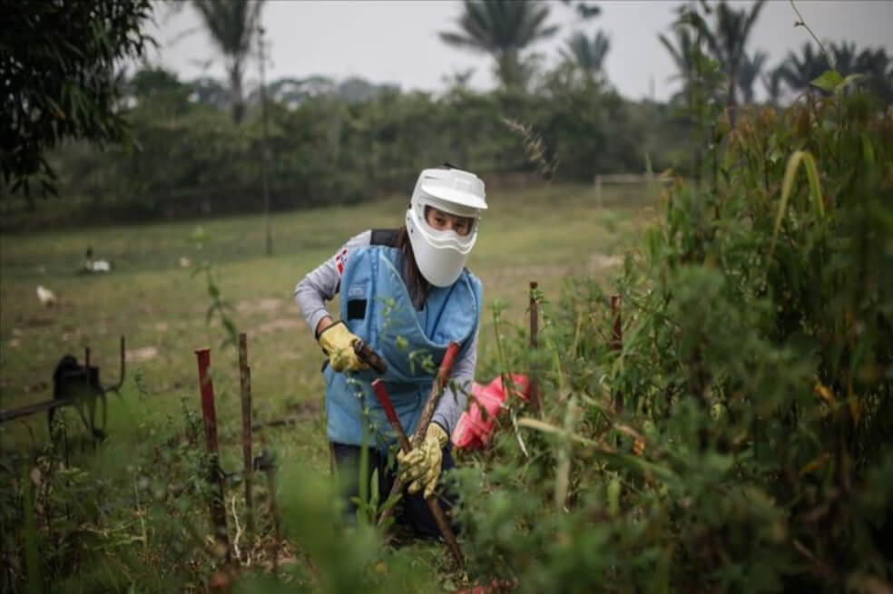 Una miembro del equipo de desminado de mujeres es vista durante el proceso de búsqueda de explosivos en la jungla del departamento de Caquetá, en el sur de Colombia. / Juancho Torres / Agencia Anadolu
