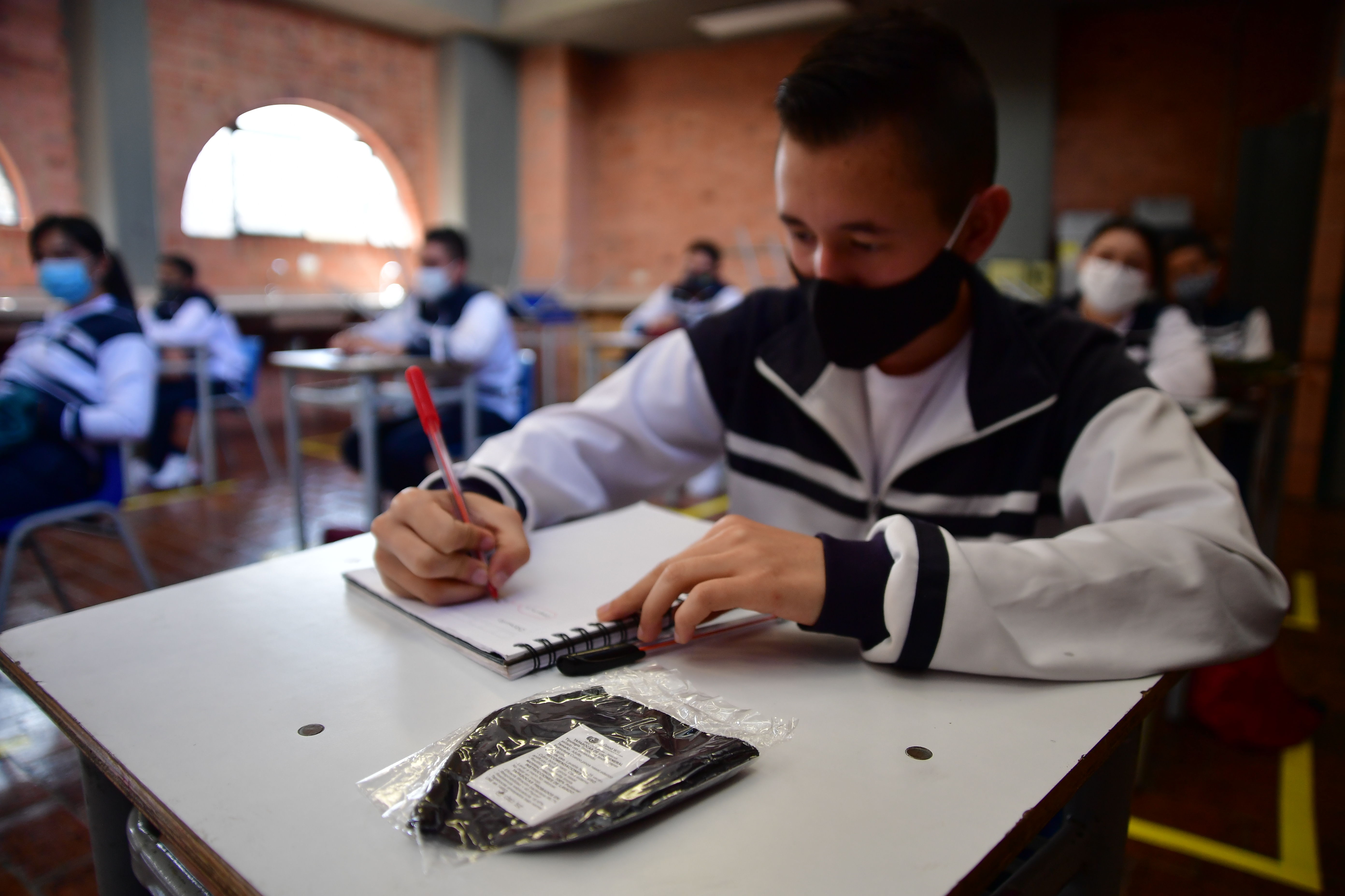 Estudiantes regresan a clases presenciales en los colegios públicos de Bogotá, durante la pandemia por Covid-19.
