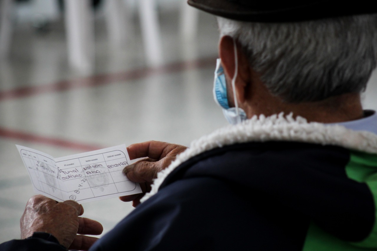 Jornada de vacunación realizada en el polideportivo del Tunal, con capacidad de atender a más de 700 adultos mayores para la aplicación de la vacuna contra el COVID-19.