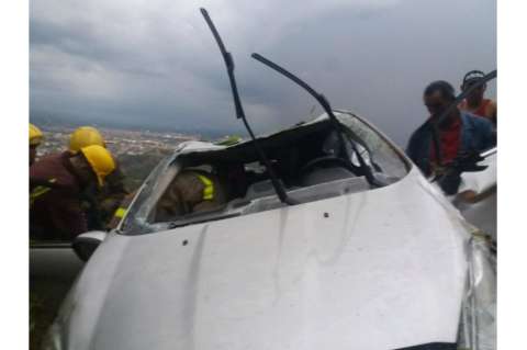 Mujer embarazada cayó a un abismo de 30 metros cuando realizaba maniobras de reversa