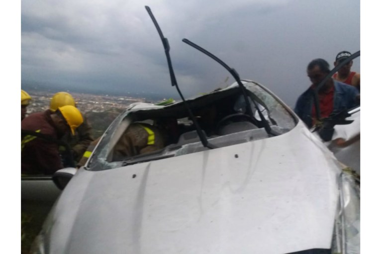 Mujer embarazada cayó a un abismo de 30 metros cuando realizaba maniobras de reversa