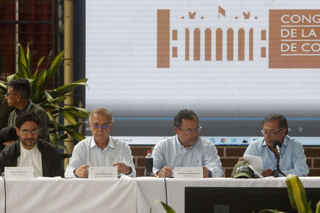 AME2058. ITUANGO (COLOMBIA), 27/08/2022.- El presidente de Colombia Gustavo Petro (d), el ministro de Interior, Gustavo Prada (2-d), el ministro de defensa, Iván Velasquez (2-i) y el senador y presidente de la Comisión de Paz del Congreso colombiano, Iván Cepeda (i), asisten hoy a la instalación del PMU (Puesto de Mando Unificado) Por la Vida en Ituango, Antioquia (Colombia). EFE/Luis Eduardo Noriega A.