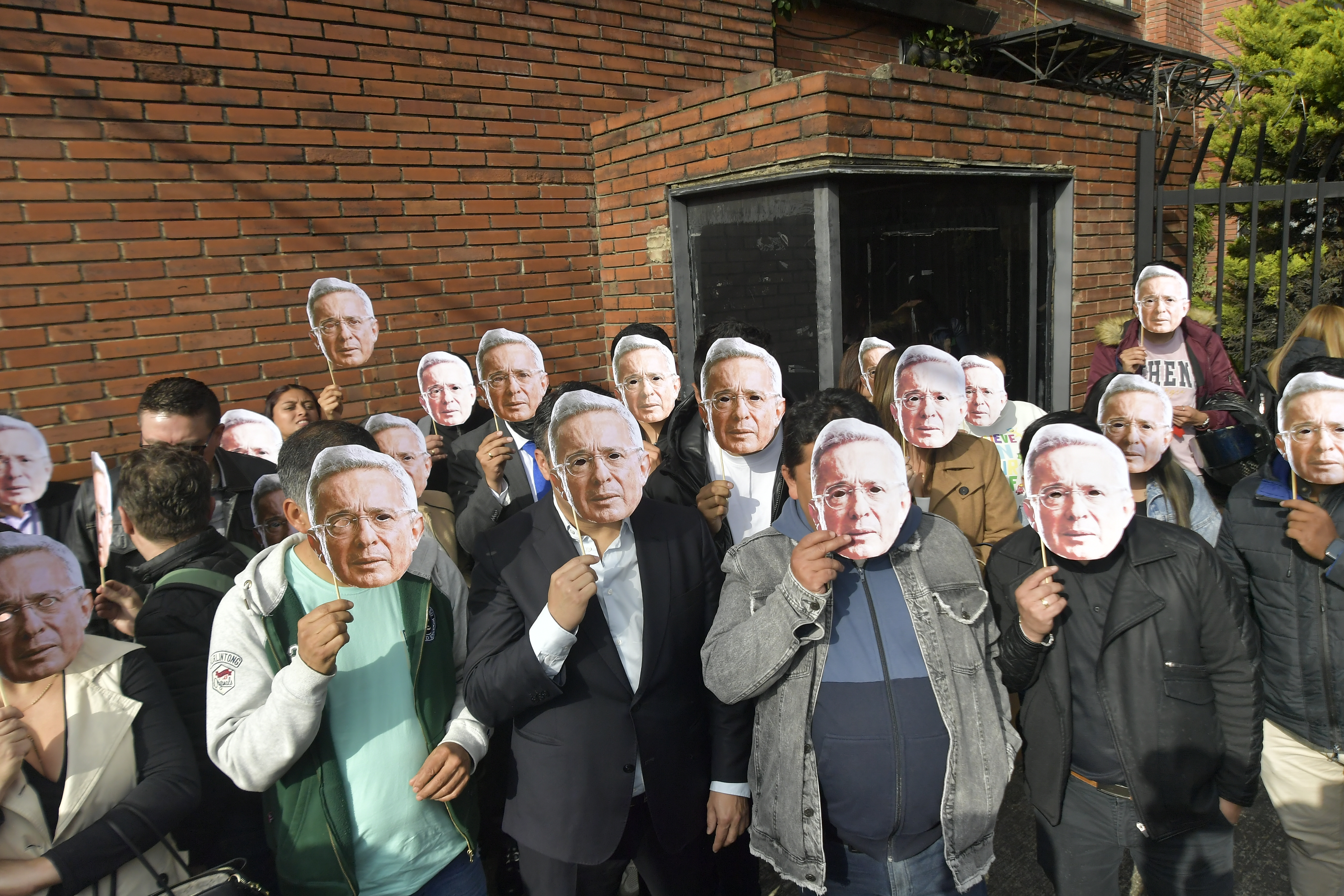Manifestantes en favor de Álvaro Uribe a las afueras del complejo judicial de Paloquemao, en Bogotá.