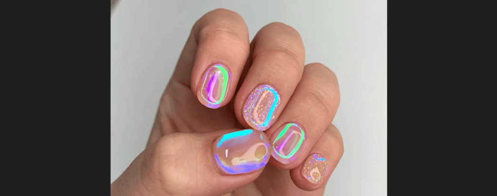 Las uñas aurora o highlight son la última tendencia Y2K en Corea del Sur.