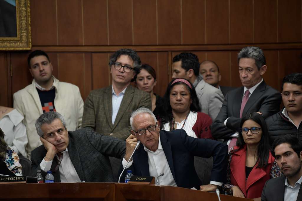 Luis Fernando Velasco, ministro del Interior y Guillermo Jaramillo, ministro de Salud, junto a otros congresistas, durante el debate de la reforma a la salud en la Comisión Séptima del Senado.