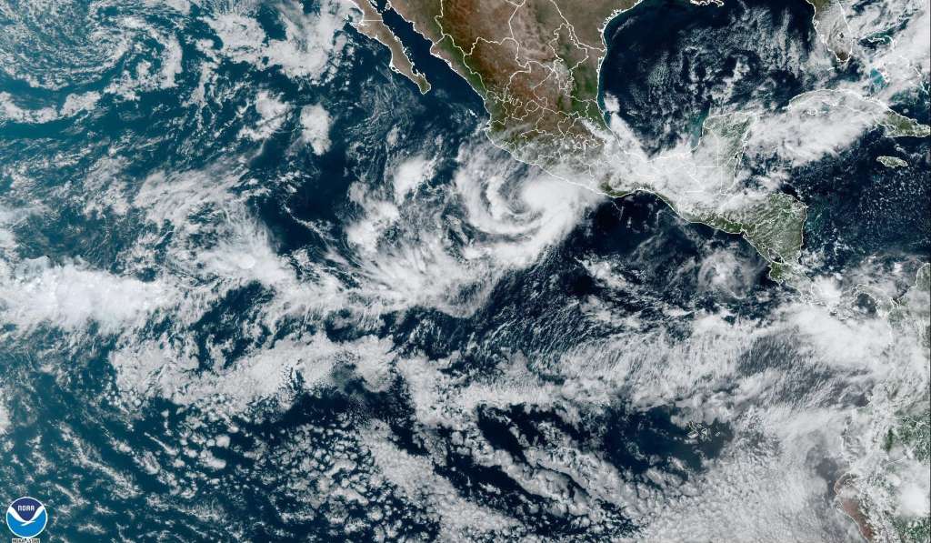 USA1288. MIAMI (FL, EEUU), 20/10/2022.- Imagen satelital cedida por la Oficina Nacional de Administración Oceánica y Atmosférica de Estados Unidos (NOAA) a través del Centro Nacional de Huracanes (NHC), en la que se muestra la localización de la tormenta tropical Roslyn en el Pacífico. La tormenta tropical Roslyn se formó este jueves frente a las costas del estado de Guerrero, en el Pacífico mexicano, donde causará lluvias "intensas", según informó el Servicio Meteorológico Nacional (SMN). EFE/NOAA-NHC /SOLO USO EDITORIAL /NO VENTAS /SOLO DISPONIBLE PARA ILUSTRAR LA NOTICIA QUE ACOMPAÑA /CRÉDITO OBLIGATORIO