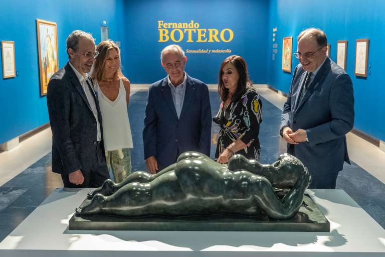 MURCIA, 14/09/2023.- La comisaria de la exposición "Sensualidad y melancolía" del pintor colombiano Fernando Botero, Marisa Orpesa (2-d), el director de la Fundación Cajamurcia, Pascual Martínez (d), y el galerista Fernando Pradilla (i), entre otros, asisten a la inauguración de la muestra, este jueves en Murcia. La exposición muestra la evolución del artística a través de obras de diversas épocas que van desde los años 70 hasta creaciones más recientes. Botero, nacido en Medellín y residente en la ciudad italiana de Pietrasanta, a sus 91 años sigue siendo una de las figuras más destacadas del panorama artístico mundial, conocido por la voluptuosidad típica de sus figuras y el uso del color de una forma vibrante. EFE/Marcial Guillén