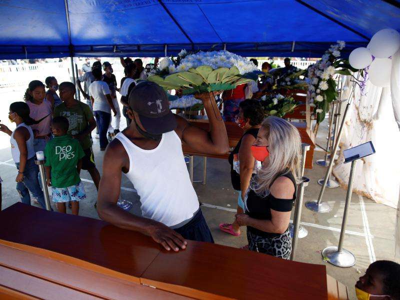 Días después de la masacre, la comunidad organizó un funeral colectivo para las cinco jóvenes víctimas. / EFE