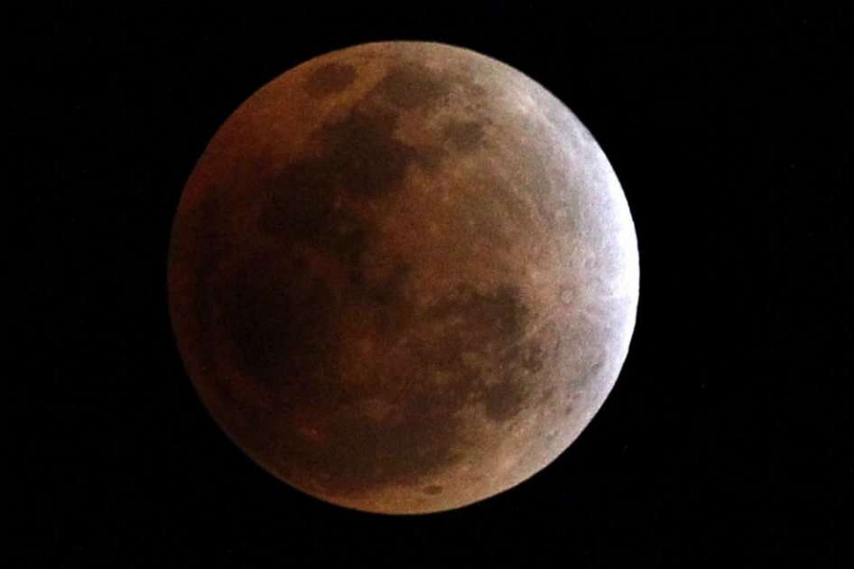 Eclipse lunar visto en los cielos de Ang Thong, Tailandia, el 10 de diciembre de 2011
