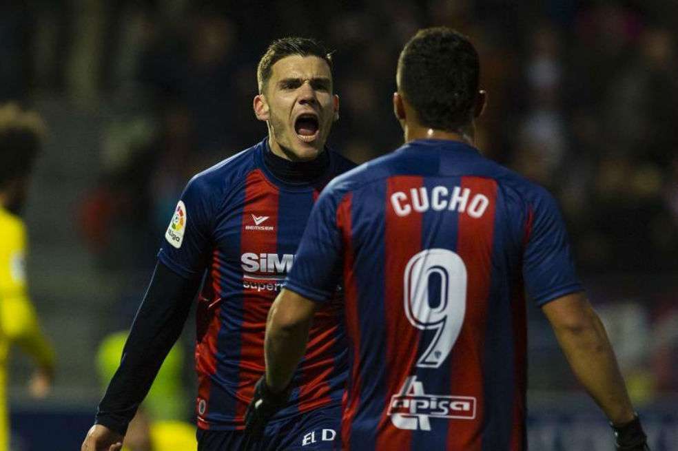 Cucho Hernández marcó doblete en el triunfo del Huesca 4-2.