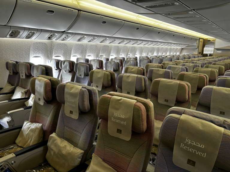 El avión cuenta con ocho suites privadas en primera clase, 42 asientos reclinables en clase ejecutiva y 304 asientos espaciosos en clase económica para el servicio diario.