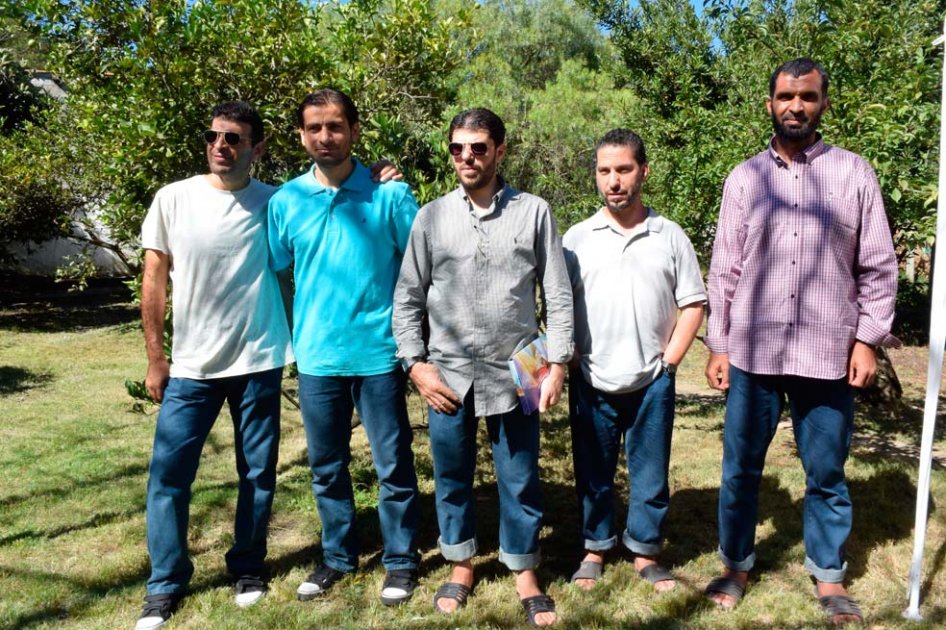 Los exprisioneros del penal estadounidense de Guantánamo en Uruguay. / AFP