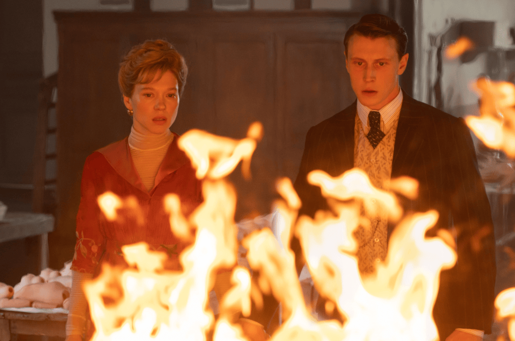 Léa Seydoux y George MacKay protagoniza “La bestia”.