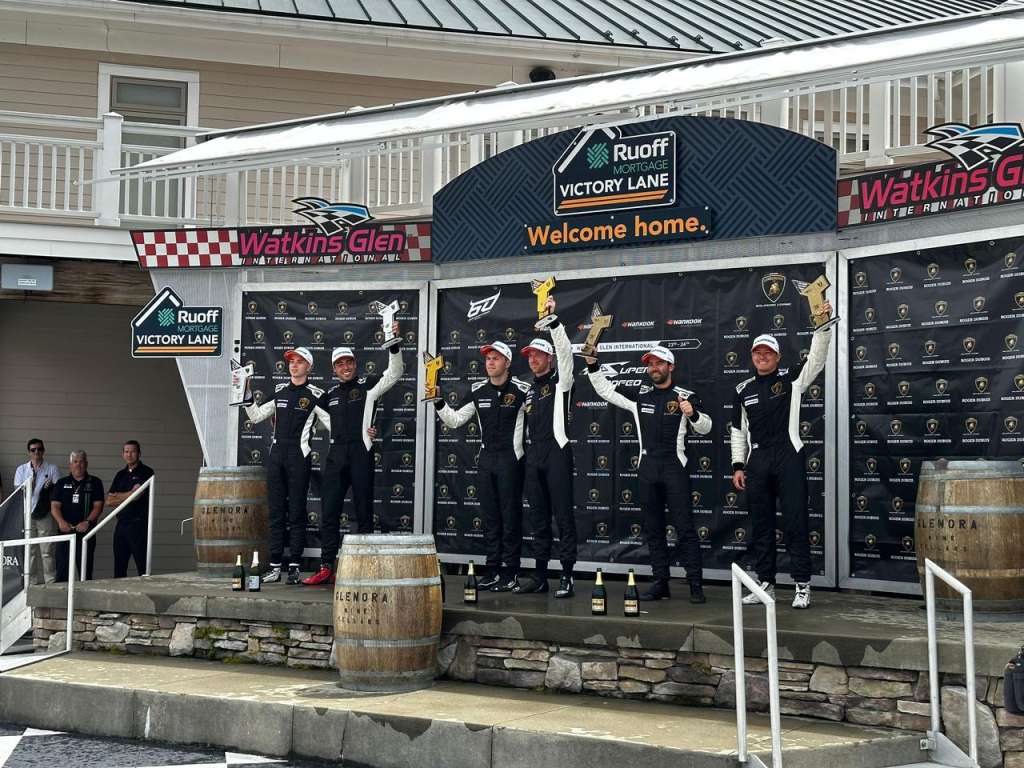 Sebastián Saavedra junto a Nico Yamin en el tercer escalón del podio en Watkins Glen (Nueva York).