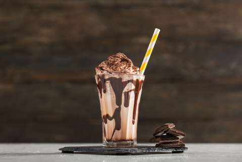 ¡Irresistible! paso a paso para preparar malteada de snickers