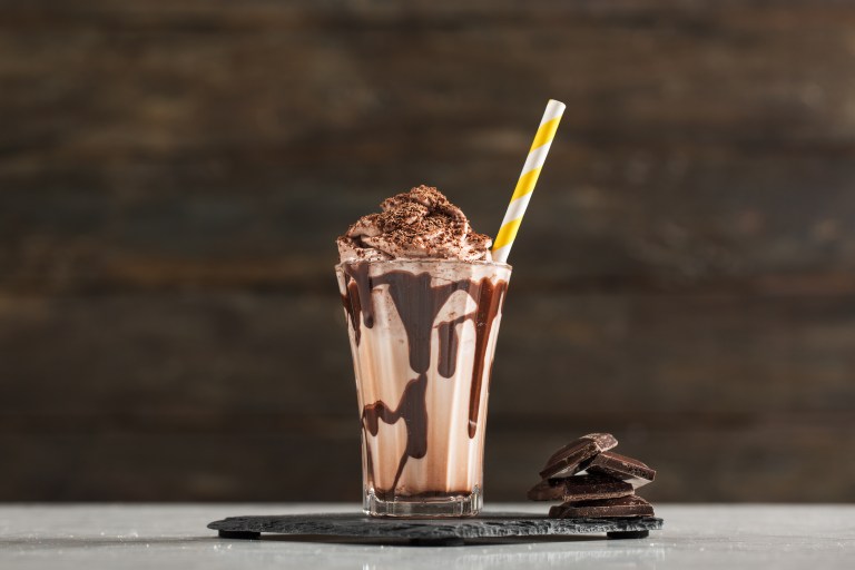 ¡Irresistible! paso a paso para preparar malteada de snickers