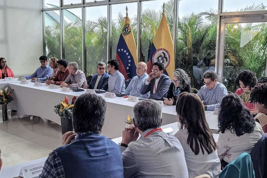La Mesa de Diálogos de Paz entre el Gobierno y el ELN.
