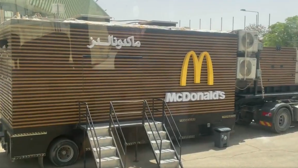 Un "food truck" de McDonald´s en Arabia Saudita como símbolo de hospitalidad para el presidente Donald Trump, aficionado por la comida rápida de ese establecimiento.