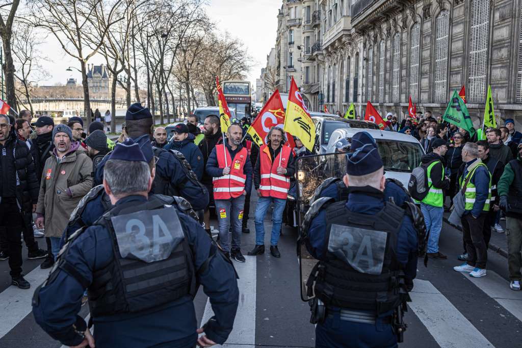 Paris (France), 16/03/2023.- Police officers secure the access to the National Assembly as Labour Unions members demonstrate against the pensions system reform in Paris, France, 16 March 2023. The Assembly is expected to vote on the controversial pension reform law after the Senate voted in favour. (Francia) EFE/EPA/CHRISTOPHE PETIT TESSON