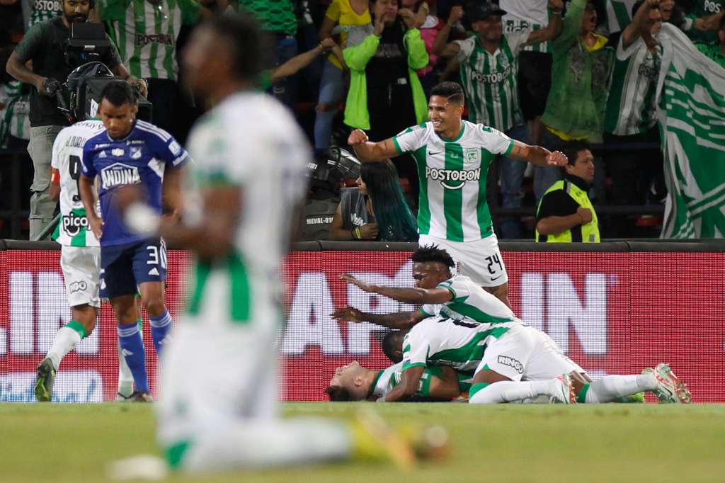 AMDEP3880. MEDELLÍN (COLOMBIA), 23/11/2023.- Jugadores de Nacional celebran un gol de Juan Felipe Aguirre contra Millonarios hoy, en la final de la Copa Colombia en el estadio Atanasio Girardot en Medellín (Colombia). EFE/ Luis Eduardo Noriega Arboleda