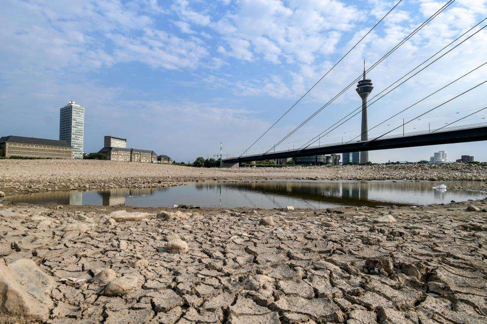Vista general del cauce seco del río Rin en Duesseldorf.