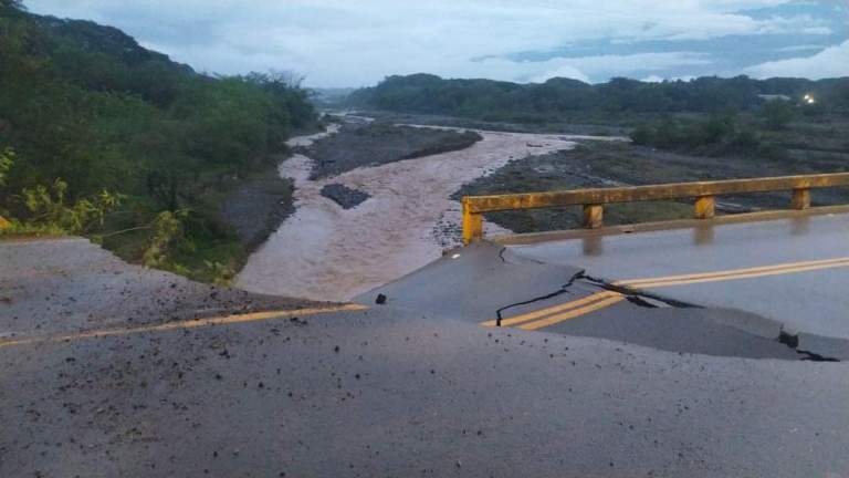 Por colapso de puente hay cierre total en la vía Medellín – Santa Fe de Antioquia